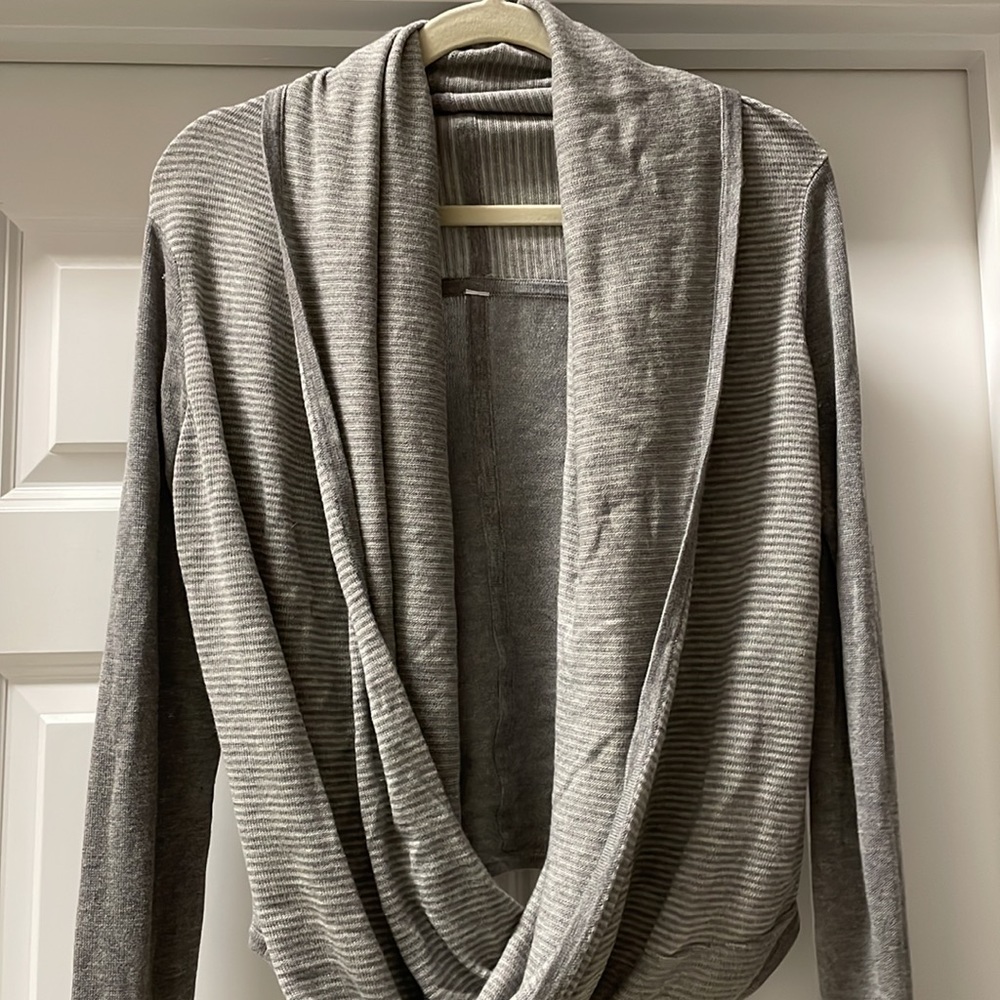 Lululemon iconic wrap gray and white stripe size 6